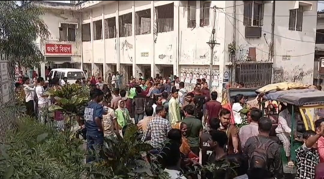 ভূমিকম্পের পর পরই আহত অনেককে আনা হয় গাজীপুরের টঙ্গী আহসান উল্লাহ মাস্টার জেনারেল হাসপাতালে