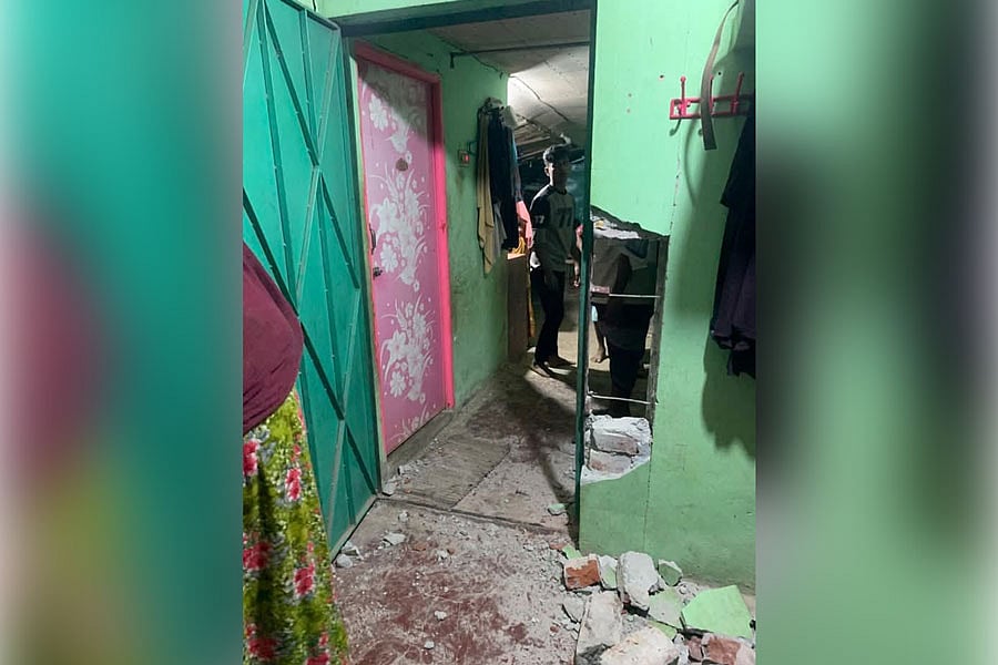 ব্যবসায়ীকে অপহরণের সময় তাঁর ঘরেও ভাঙচুর করা হয়। আজ শুক্রবার সকালে তোলা