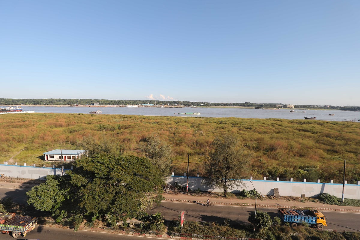 লালদিয়া চরে দেয়ালঘেরা বিশাল এলাকা। এখানে নতুন টার্মিনাল নির্মাণ করা হবে