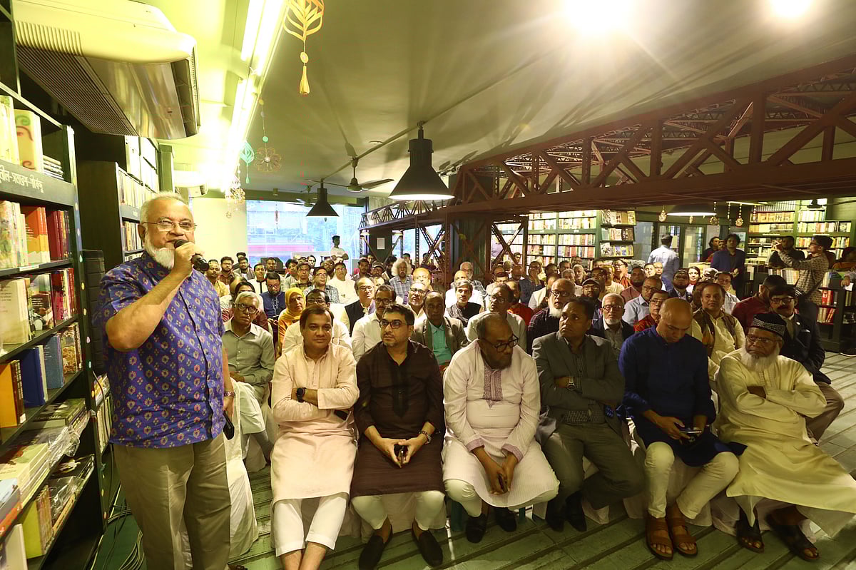 প্রথম আলো আয়োজিত সুধী সমাবেশে বক্তব্য দেন কবি ও বাচিকশিল্পী সালেহ আহমদ খসরু। শুক্রবার বিকেলে সিলেট নগরের জিন্দাবাজার এলাকার গ্রন্থবিপণি বাতিঘরে