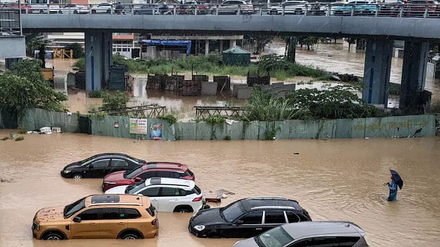 ভিয়েতনামের পুরো না ত্রাং শহর বন্যার পানিতে ডুবে গেছে