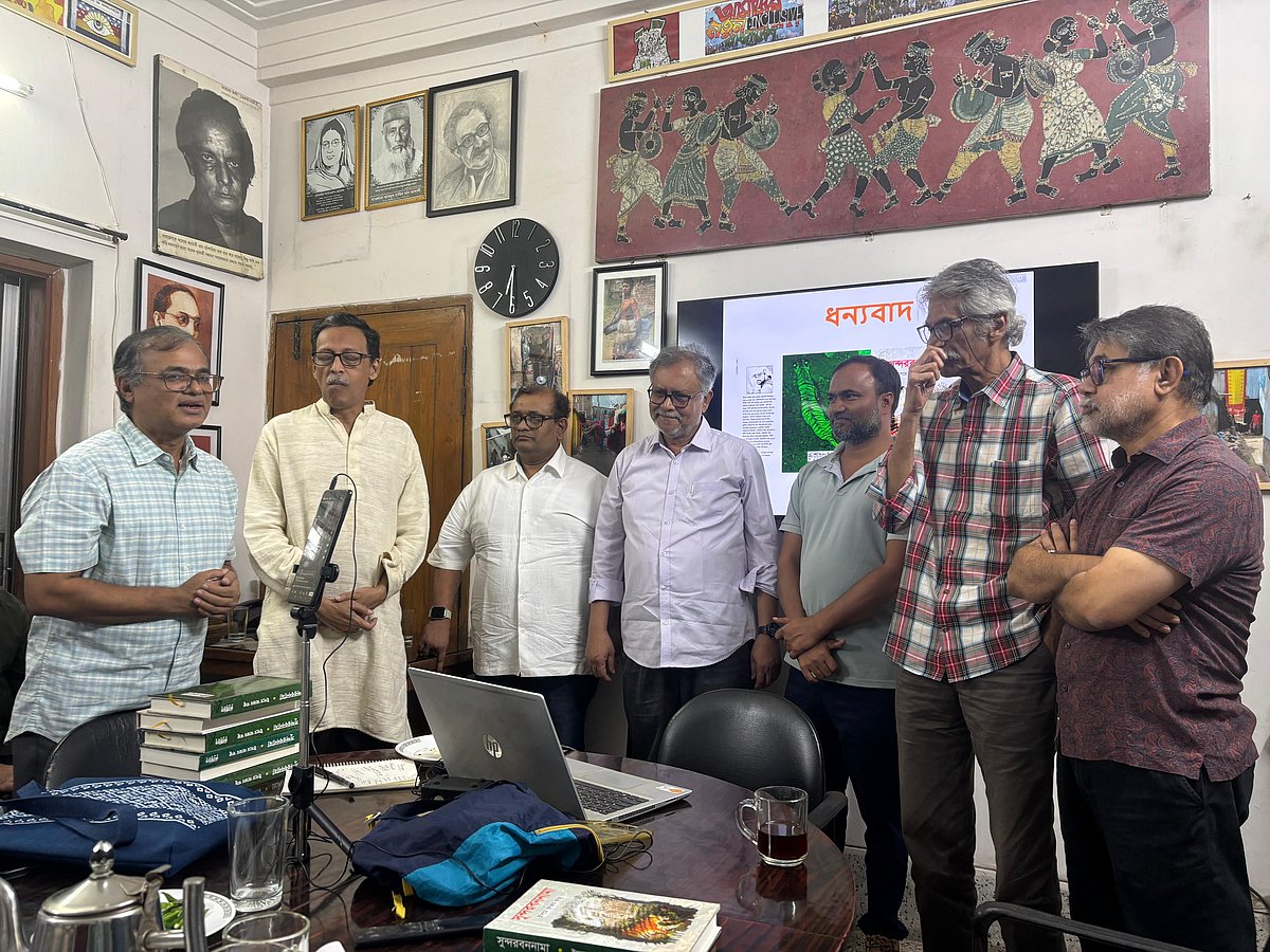 সুন্দরবনের প্রাচীন নিদর্শনের গুরুত্ব নিয়ে কথা বলছেন ইসমে আজম। আজ শুক্রবার বিকেলে লালমাটিয়ায়। জ্ঞাতিজনের ৯০তম আড্ডার বিষয় ছিল ‘সুন্দরবনে প্রত্নতাত্ত্বিক অনুসন্ধান’