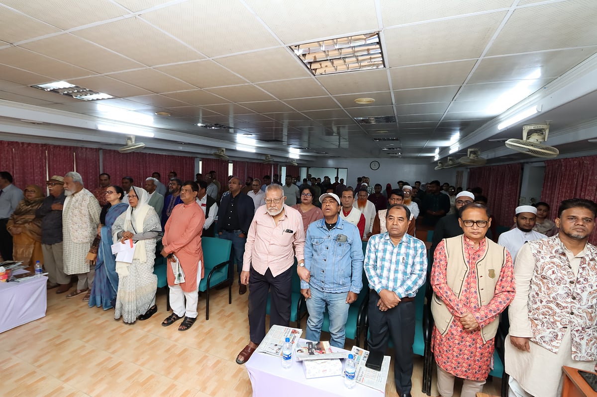 জাতীয় সঙ্গীতের মাধ্যমে শুরু হয় প্রথম আলোর সুধী সমাবেশ। শুক্রবার বিকেলে বরিশাল নগরের বিডিএস মিলনায়তনে