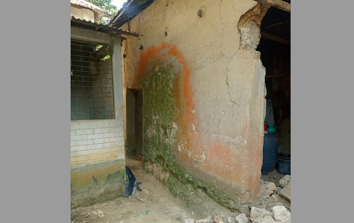 নরসিংদীর পলাশ উপজেলায় মাটির ঘরের ধসে পড়া দেয়ালের চাপায় কাজম আলী ভূঁইয়া নামের এক বৃদ্ধ নিহত হয়েছেন। আজ সকালে উপজেলার চরসিন্দুর ইউনিয়নের মালিতা গ্রামের পশ্চিমপাড়া এলাকায়