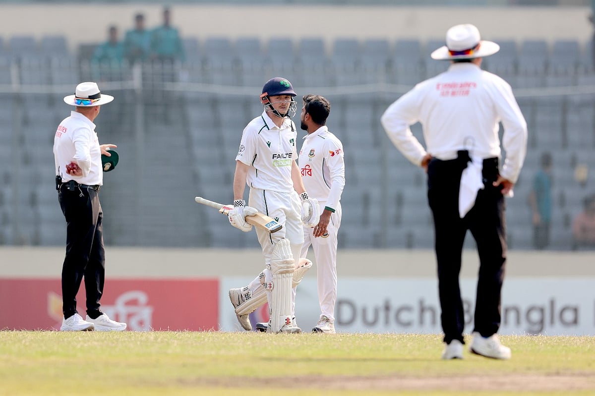 ভূমিকম্পের কারণে মিরপুর টেস্টে খেলা বন্ধ থাকে ৩ মিনিট।