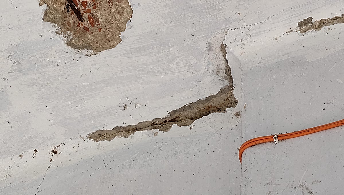 ভূমিকম্পের পর রাজশাহী বিশব্বিদ্যালয়ের শেরে বাংলা ফজলুল হক হলের ফাটলগুলো বড় হয়েছে। শুক্রবার সকালে