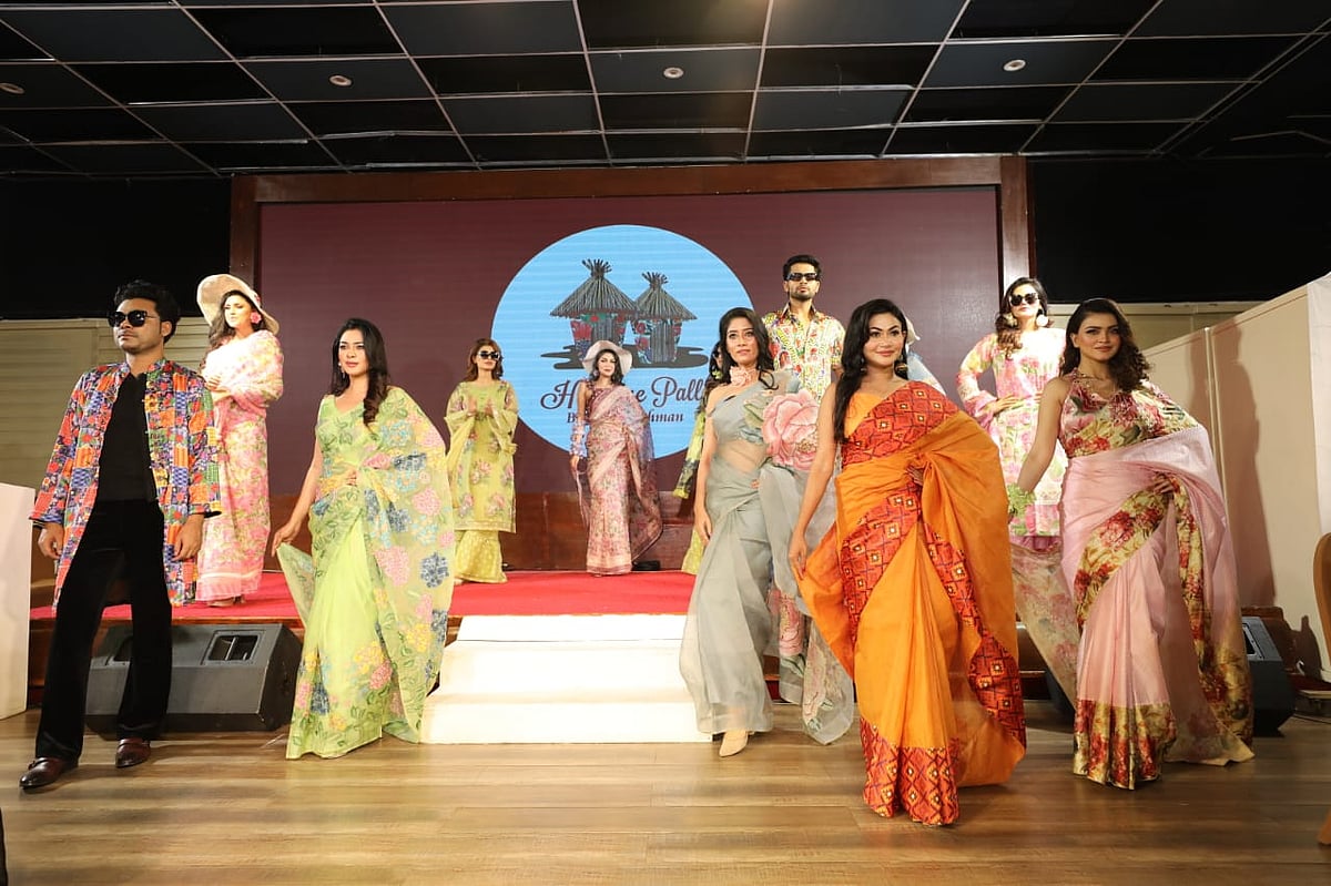 দেশি বস্ত্র, অলংকার, কারুপণ্যের সাজে মনকাড়া ফ্যাশন শোয়ে তারকা মডেলরা। শুক্রবার রাতে রাজধানীর গুলশান ক্লাবের ল্যামডা মিলনায়তনে