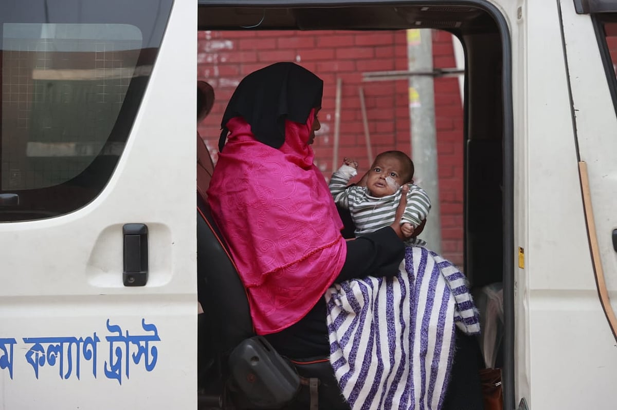 ঠান্ডাজনিত রোগ নিয়ে শিশু আদনানকে বরিশাল মেডিকেল থেকে আনা হয় ঢাকার শিশু হাসপাতালে। সেখানে ভর্তি করতে না পেরে আদনানকে অন্য হাসপাতলে নিয়ে যাচ্ছেন স্বজনেরা