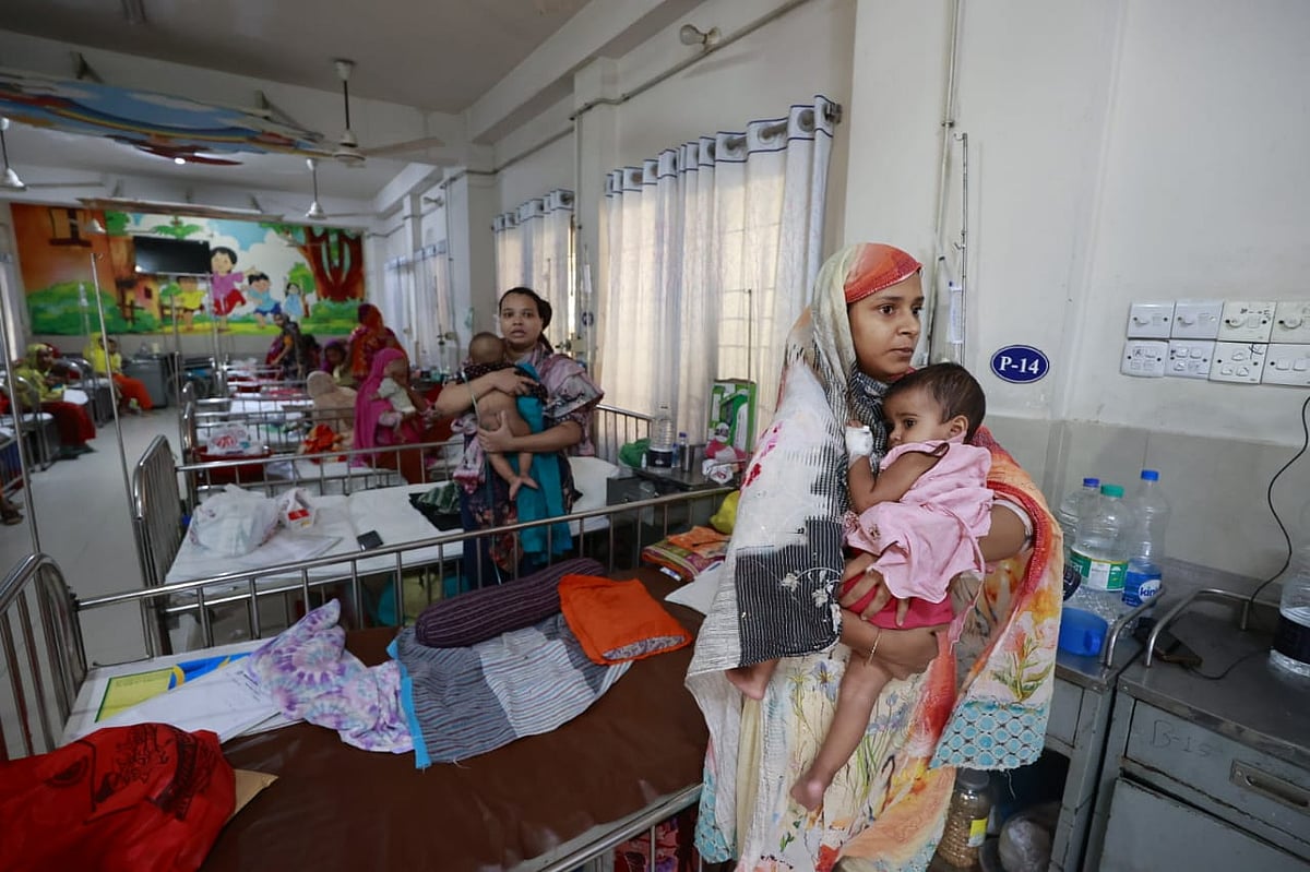 ভূমিকম্পের সময় ভয়ে শয্যা থেকে তুলে অসুস্থ শিশুকে কোলে জড়িয়ে আছেন মা। বাংলাদেশ শিশু হাসপাতাল ও ইনস্টিটিউট, ঢাকা; ২১ নভেম্বর ২০২৫