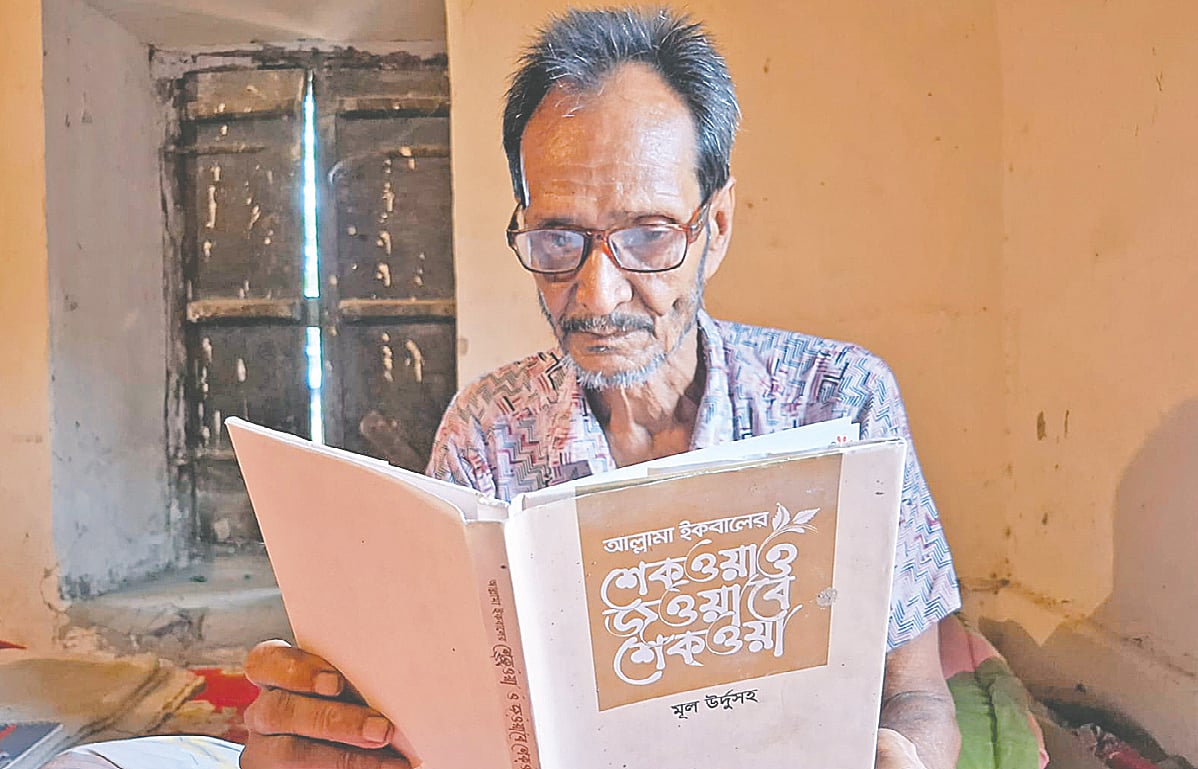 ছোটবেলায় অনেক উপন্যাস পড়েছেন, এখন দর্শনের বই ভালো লাগে কৃষক সোহরাব আলীর। সম্প্রতি রাজশাহীর তানোর উপজেলার মাদারীপুর গ্রামে