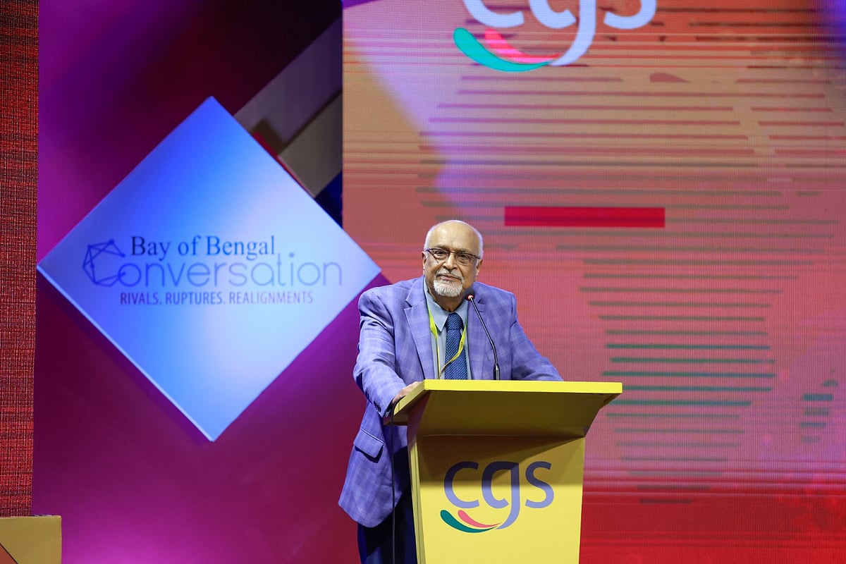 আজ রাজধানীর এক হোটেলে সেন্টার ফর গভর্ন্যান্স স্টাডিজ (সিজিএস) আয়োজিত তিন দিনব্যাপী ‘বে অব বেঙ্গল কনভারসেশন ২০২৫’ সম্মেলনের প্রথম দিনে বক্তব্য দেন সিপিডির সম্মাননীয় ফেলো দেবপ্রিয় ভট্টাচার্য