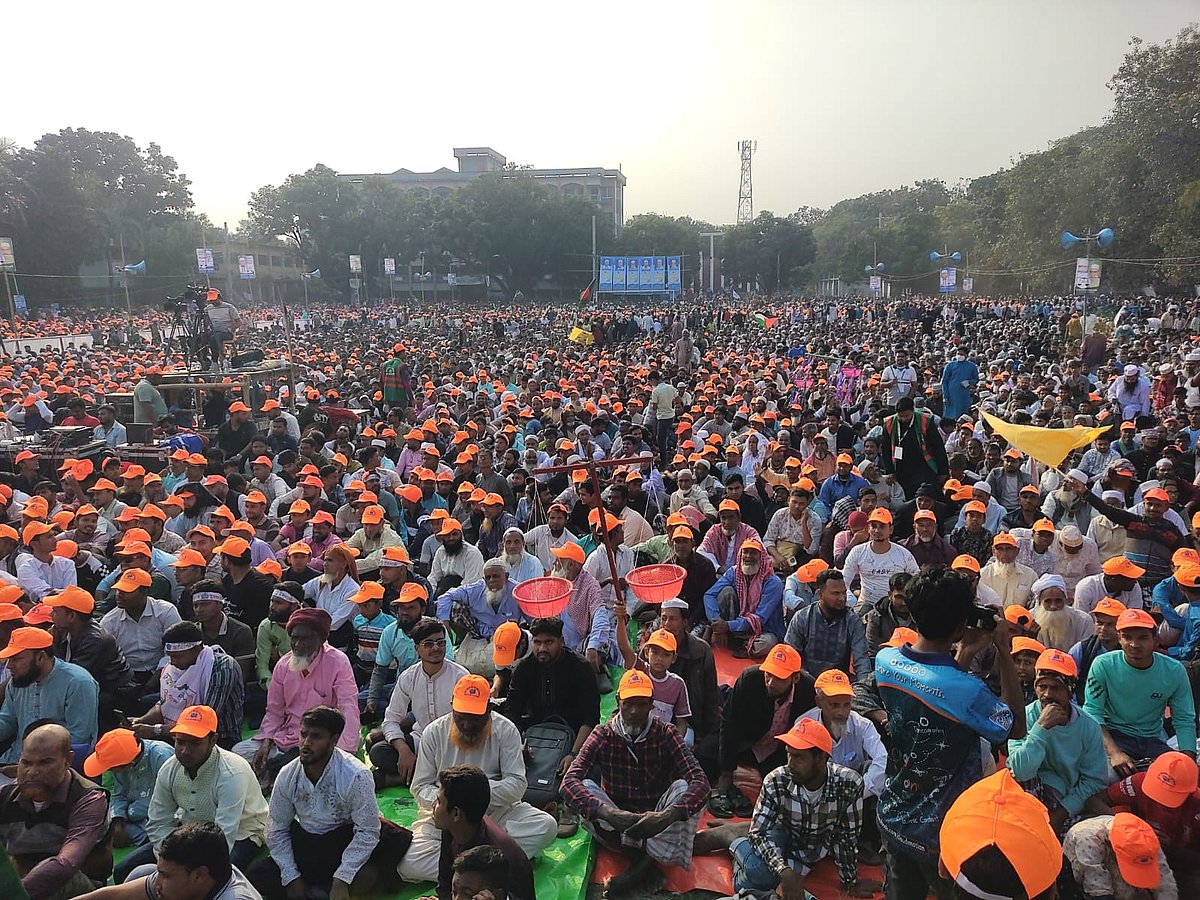 ছাত্র ও যুব উৎসবে সমবেত জামায়াতের নেতা–কর্মীরা। শনিবার বিকেলে চাঁপাইনবাবগঞ্জের নবাবগঞ্জ সরকারি কলেজ মাঠে