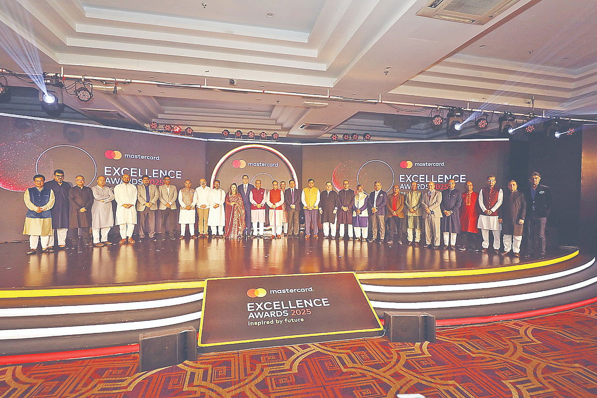 পুরস্কার বিজয়ী প্রতিষ্ঠানের শীর্ষ নির্বাহীদের সঙ্গে গভর্নর আহসান এইচ মনুসর। আজ সন্ধ্যায় রাজধানীর র‍্যাডিসন হোটেলে