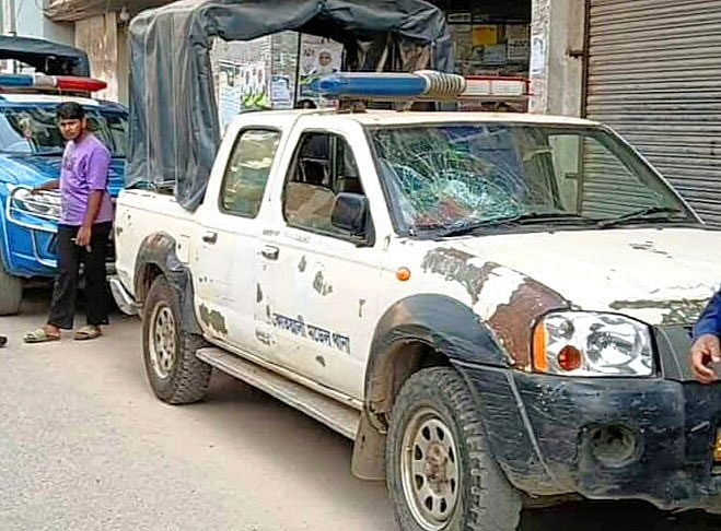 কুমিল্লায় পুলিশের হাতে কামড় দিয়ে পালিয়ে যান আসামি। এ সময় পুলিশের ওপর হামলা ও গাড়ি ভাঙচুর করা হয়। আজ শনিবার দুপুরে কুমিল্লা শহরের ধর্মপুর এলাকায়