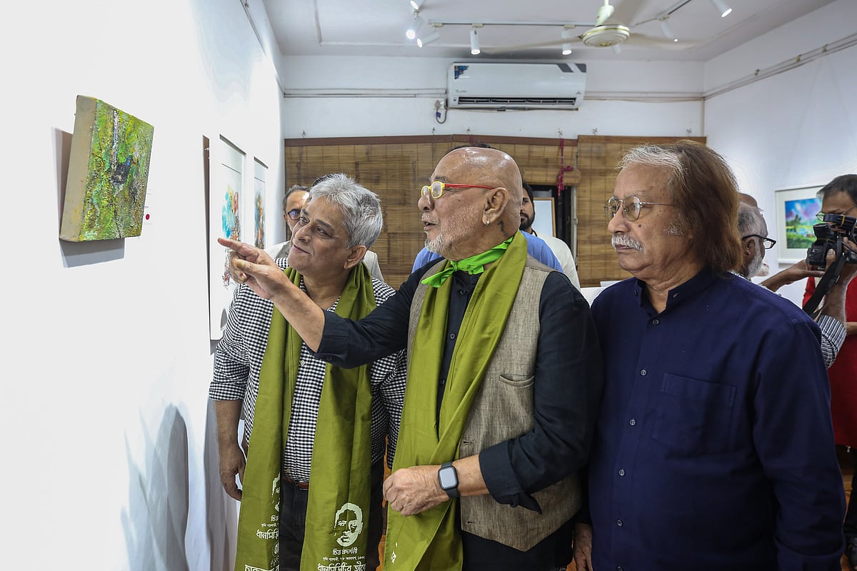 কবি জীবনানন্দ দাশের কবিতা অবলম্বনে আঁকা চিত্র প্রদর্শনী ঘুরে দেখছেন শিল্পী শহিদ কবীর (মাঝে), অন্য শিল্পী ও দর্শনার্থীরা। শনিবার সন্ধ্যায় রাজধানীর লালমাটিয়ার ভূমি গ্যালারিতে