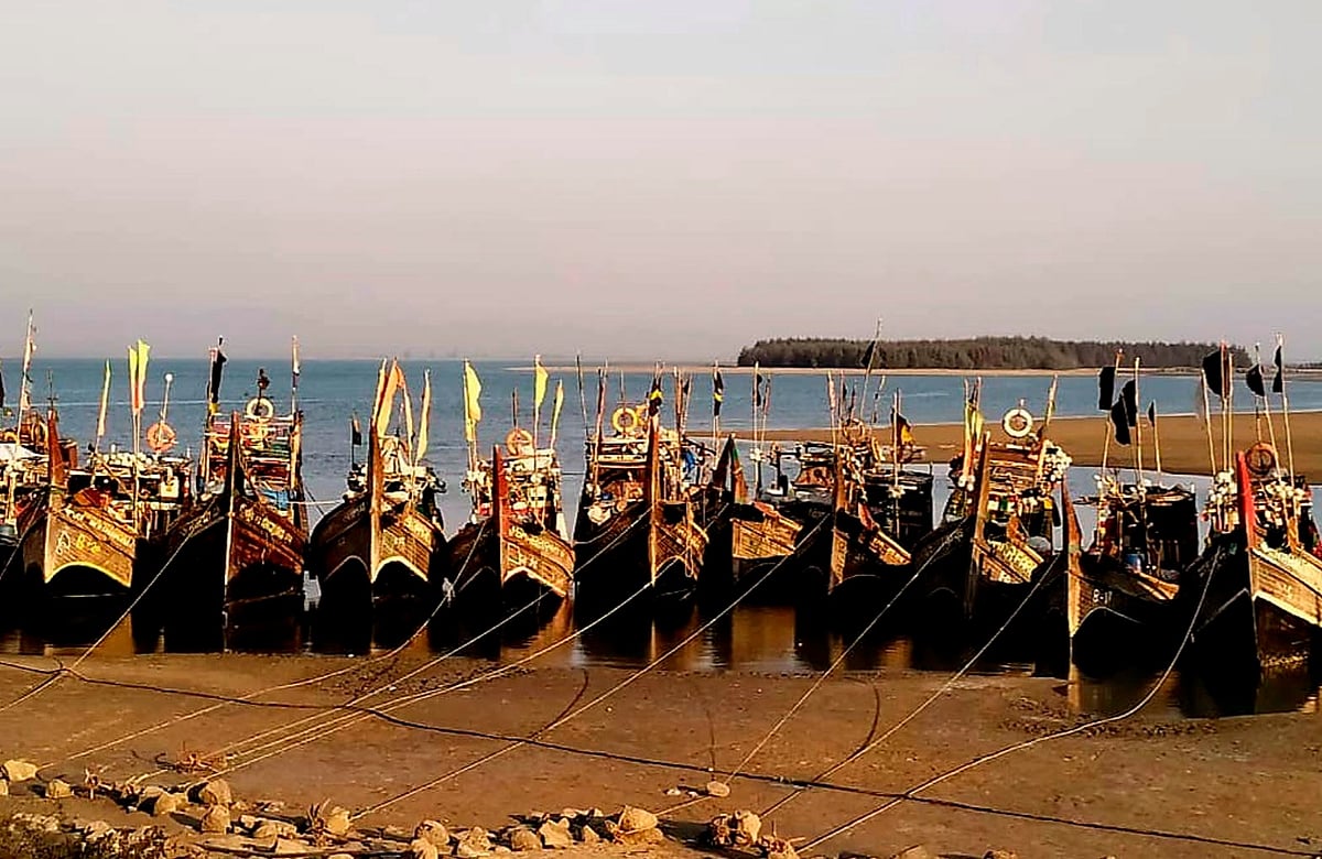 টেকনাফের নাফ নদী ও সাগরে মাছ ধরতে ভয়ে রয়েছেন জেলেরা। এ কারণে ভরা মৌসমেও মাছ ধরার ট্রলার নোঙর করে রেখেছেন তাঁরা। সম্প্রতি উপজেলার শাহপরীরদ্বীপ থেকে তোলা