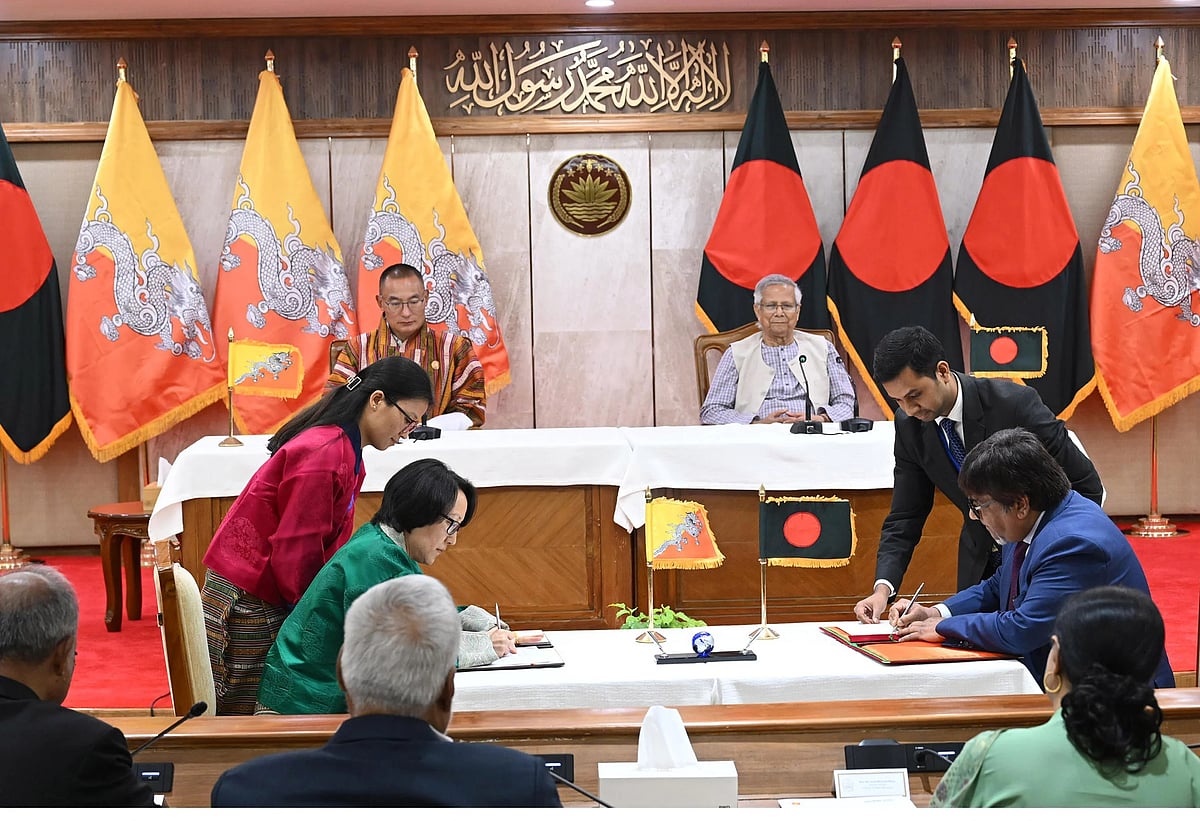 প্রধান উপদেষ্টা অধ্যাপক মুহাম্মদ ইউনূস ও ভুটানের প্রধানমন্ত্রী শেরিং তোবগের উপস্থিতিতে বাংলাদেশ ও ভুটানের মধ্যে স্বাস্থ্য খাতে সহযোগিতা বৃদ্ধি ও ইন্টারনেট সংযোগ বিষয়ে দুটি সমঝোতা স্মারক (এমওইউ) সই হয়। প্রধান উপদেষ্টার কার্যালয়, তেজগাঁও, ঢাকা। ২২ নভেম্বর