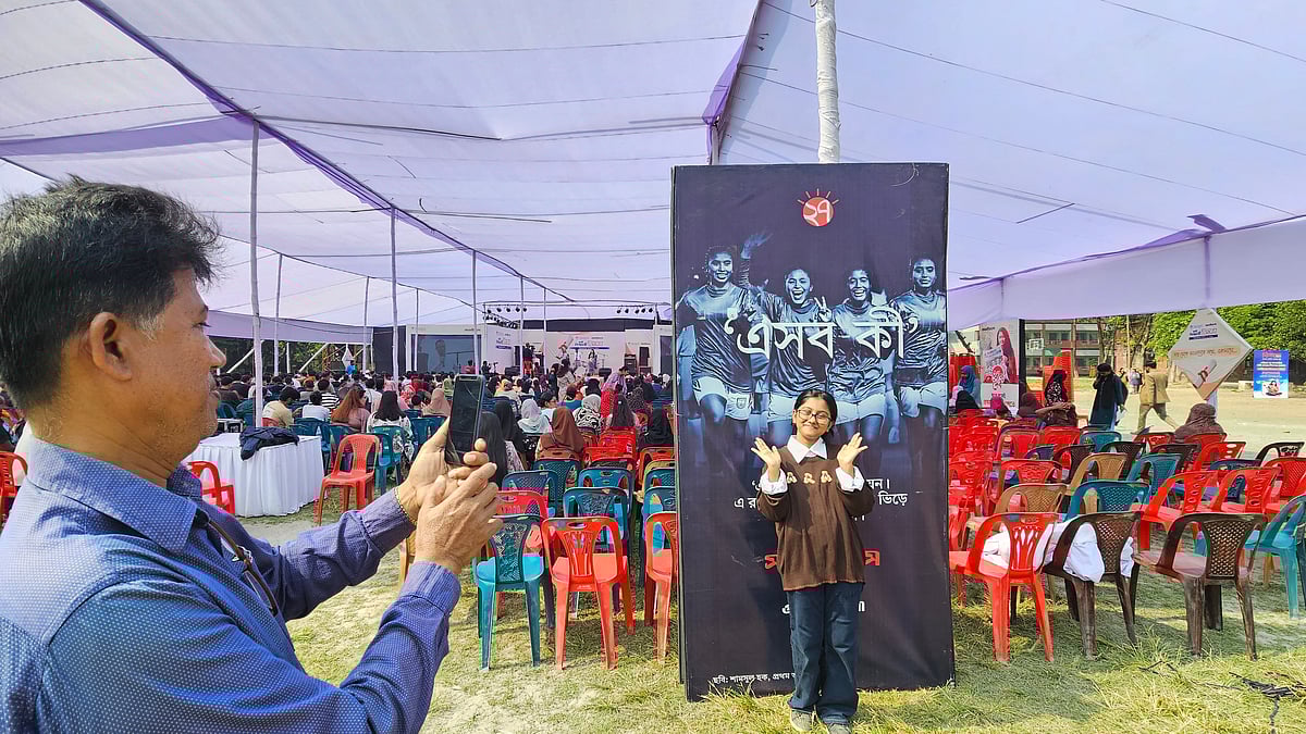 কৃতী শিক্ষার্থীদের উৎসবে ছোট্ট অহনাকে ছবি তুলে দিচ্ছিলেন বাবা মো. আনোয়ার হোসেন। শনিবার খুলনা জিলা স্কুলে