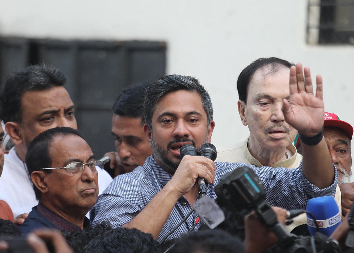 ধানের শীষের পক্ষে নির্বাচনী গণসংযোগ করেন বিএনপির নেতা ইসরাফিল খসরু। চট্টগ্রাম নগরের আগ্রাবাদ এলাকা। ২২ নভেম্বর