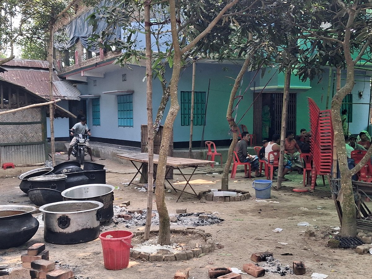 মিরসরাইয়ের দুর্গাপুর ইউনিয়নের হাজিরসরাই গ্রামের এই বাড়িতে গতকাল রাতে ডাকাতির ঘটনা ঘটে। আজ সকালে তোলা