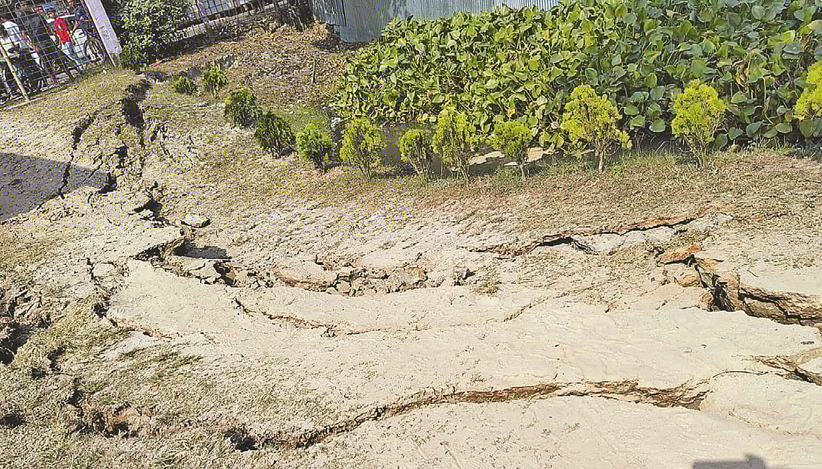ভূমিকম্পে নরসিংদীর পলাশের দড়িহাওলাপাড়ার বাসস্ট্যান্ডসংলগ্ন পলাশ রেসিডেন্সিয়াল মডেল স্কুল অ্যান্ড কলেজের সামনের কাঁচা রাস্তায় সৃষ্ট ফাটল