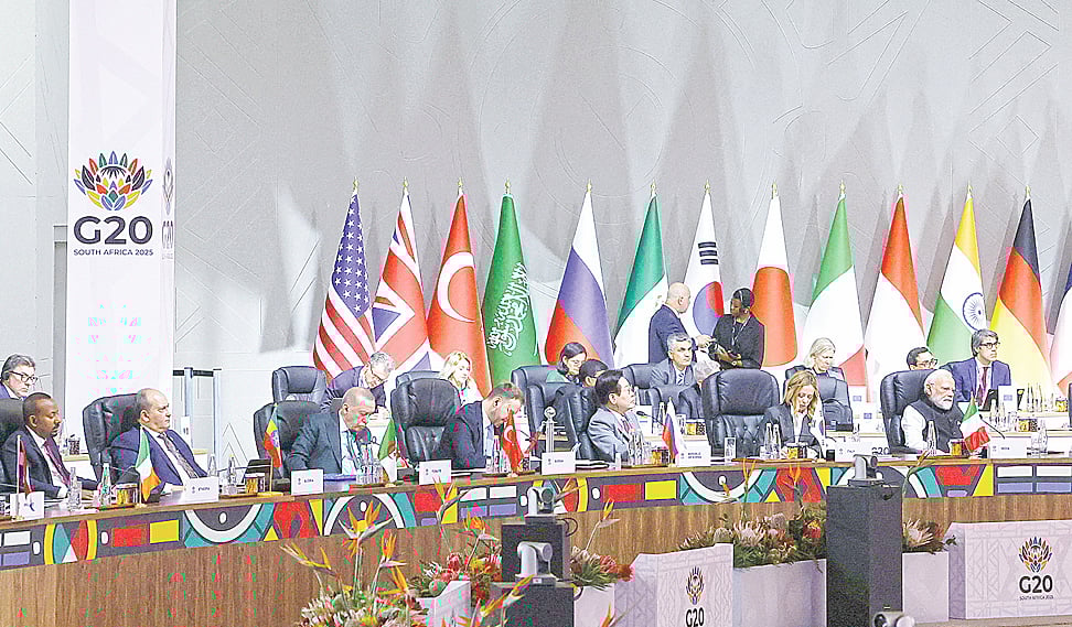 জি২০ শীর্ষ সম্মেলনের প্রথম দিনের পূর্ণাঙ্গ অধিবেশনে বিশ্বনেতাদের অংশগ্রহণ। গতকাল দক্ষিণ আফ্রিকার জোহানেসবার্গের নাসরেক এক্সপো সেন্টারে