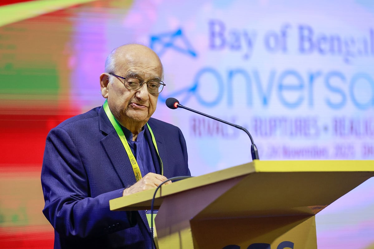 আজ রাজধানীর এক হোটেলে সেন্টার ফর গভর্ন্যান্স স্টাডিজ (সিজিএস) আয়োজিত তিন দিনব্যাপী ‘বে অব বেঙ্গল কনভারসেশন ২০২৫’ সম্মেলনের প্রথম দিনে বক্তব্য দিচ্ছেন বিশিষ্ট অর্থনীতিবিদ ও সিপিডির চেয়ারম্যান রেহমান সোবহান