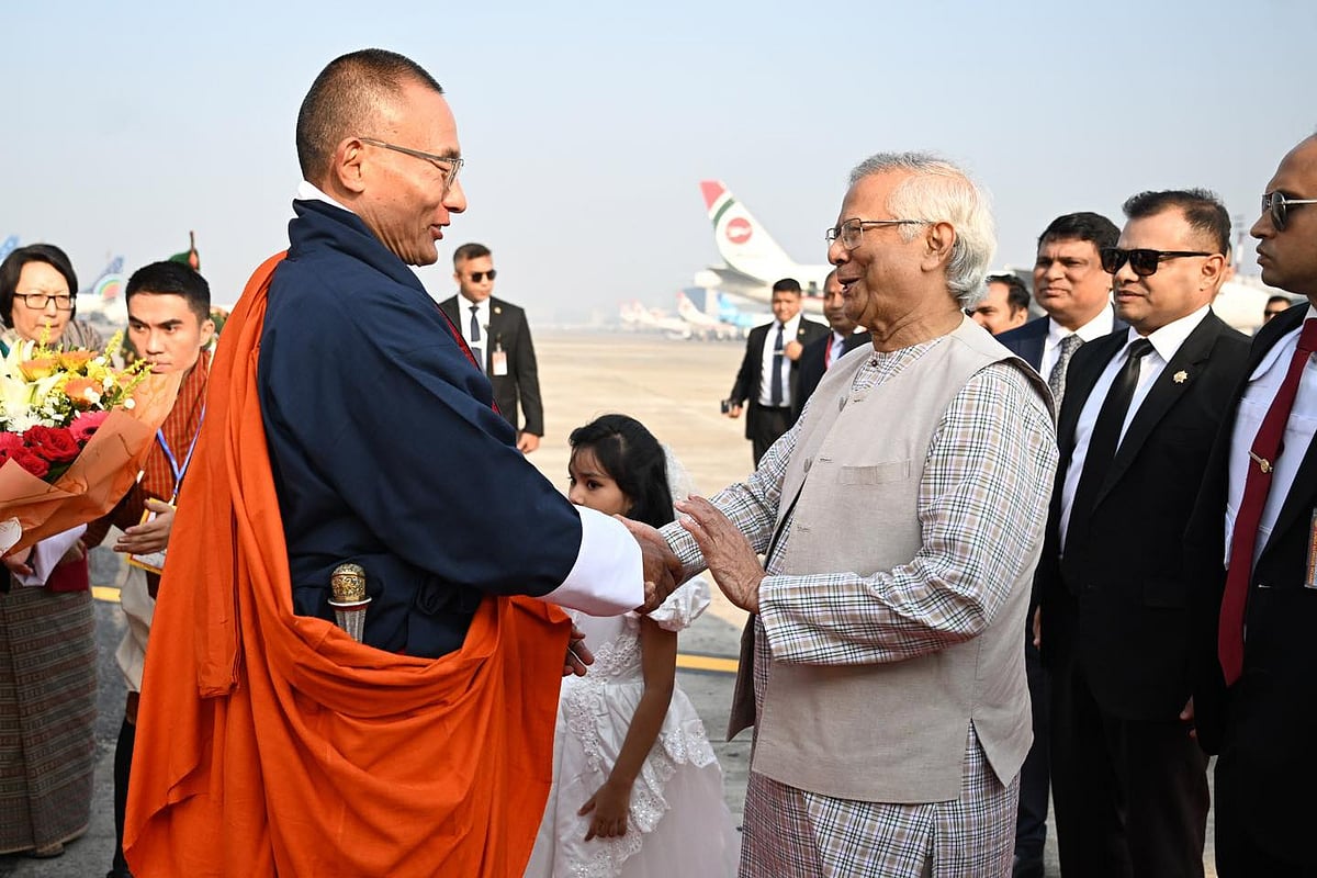 ভুটানের প্রধানমন্ত্রী শেরিং তোবগে দুই দিনের রাষ্ট্রীয় সফরে ঢাকায় পৌঁছেছেন, প্রধান উপদেষ্টা অধ্যাপক মুহাম্মদ ইউনূস বিমানবন্দরে তাঁকে স্বাগত জানান। আজ শনিবার সকালে