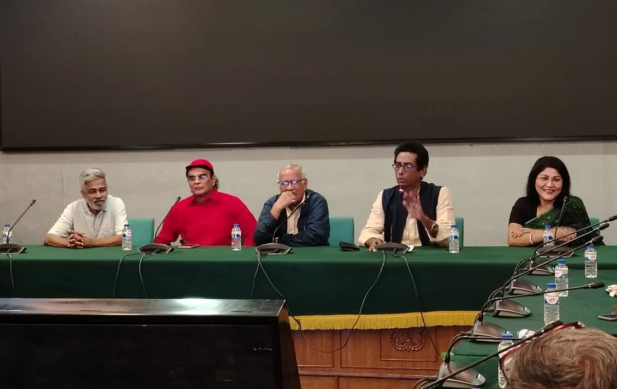 ‘জুলাই গণ-অভ্যুত্থান-পরবর্তী সামাজিক রূপান্তর: সাংস্কৃতিক কর্মীদের ভাবনা’ শীর্ষক সেমিনারে শিল্পী-সংস্কৃতিকর্মীরা। বিআইআইএসএস অডিটরিয়াম, রমনা, ঢাকা ২২ নভেম্বর