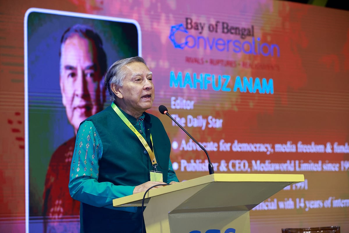 ‘বে অব বেঙ্গল কনভারসেশনে’র একটি পর্বে  বক্তব্য দিচ্ছেন ডেইলি স্টার সম্পাদক মাহফুজ আনাম। আজ শনিবার দুপুরে রাজধানীর একটি হোটেলে এ অনুষ্ঠানের আয়োজন করে সেন্টার ফর গভর্ন্যান্স স্টাডিজ (সিজিএস)