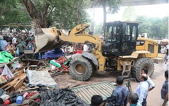 হকার সমস্যা সমাধানে নগর–পরিকল্পনাবিদদের নির্দেশনা না মেনে পুলিশ-ম্যাজিস্ট্রেট দিয়ে হকার উচ্ছেদ করাটা কীভাবে গ্রহণযোগ্য হতে পারে!