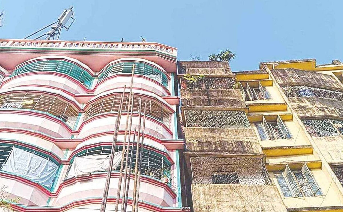 ভূমিকম্পে নগরের মনসুরাবাদ এলাকার ‘স্টার ভবন’ নামের একটি ছয়তলা ভবন হেলে পড়েছে। প্রায় পাঁচ বছর আগেও ভবনটি কিছুটা হেলে পড়েছিল। গতকাল বেলা তিনটায় তোলা