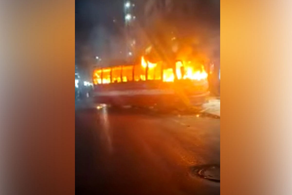 রাজধানীর মহাখালী এলাকায় একটি যাত্রীবাহী বাসে আগুন দেওয়ার ঘটনা ঘটেছে