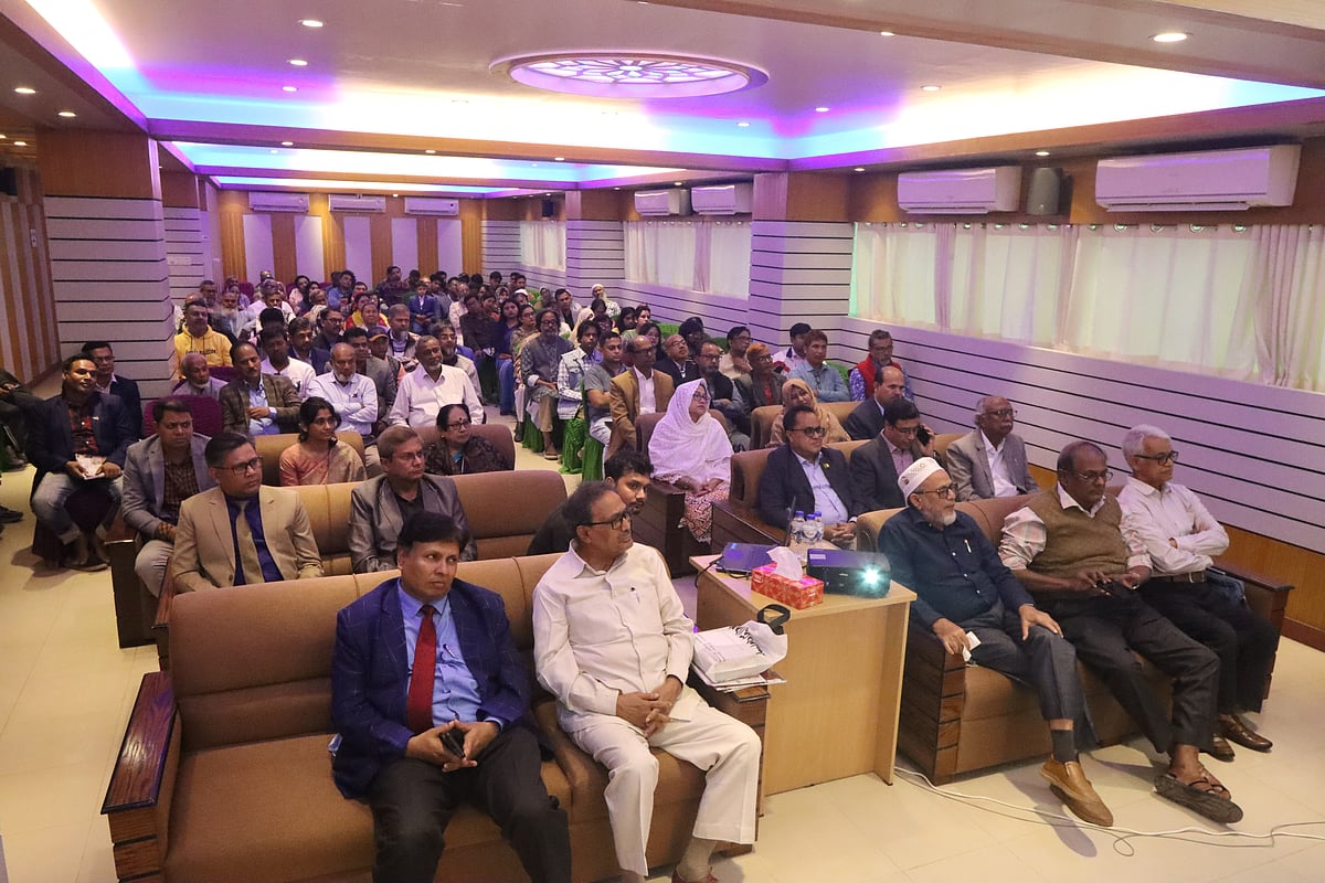 প্রথম আলোর ২৭তম প্রতিষ্ঠাবার্ষিকী উপলক্ষে রাজশাহীতে আয়োজিত সুধী সমাবেশে উপস্থিত গুণীজনেরা। আজ শনিবার বিকেলে রাজশাহী নগরের অলকার মোড়ে রাজশাহী চেম্বার অব কমার্স অ্যান্ড ইন্ডাস্ট্রির মিলনায়তনে