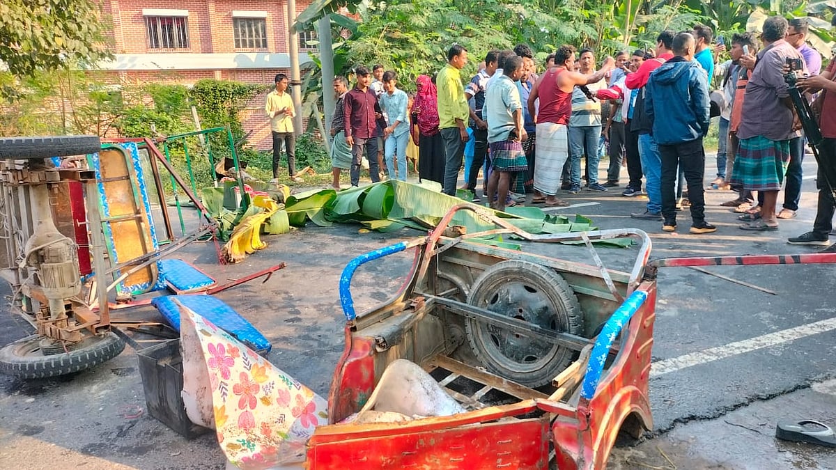 বাসের ধাক্কায় দুমড়েমুচড়ে সড়কে পড়ে আছে ইজিবাইকটি। আজ শনিবার দুপুরে দিনাজপুর সদর উপজেলার খোসালপুর এলাকায়