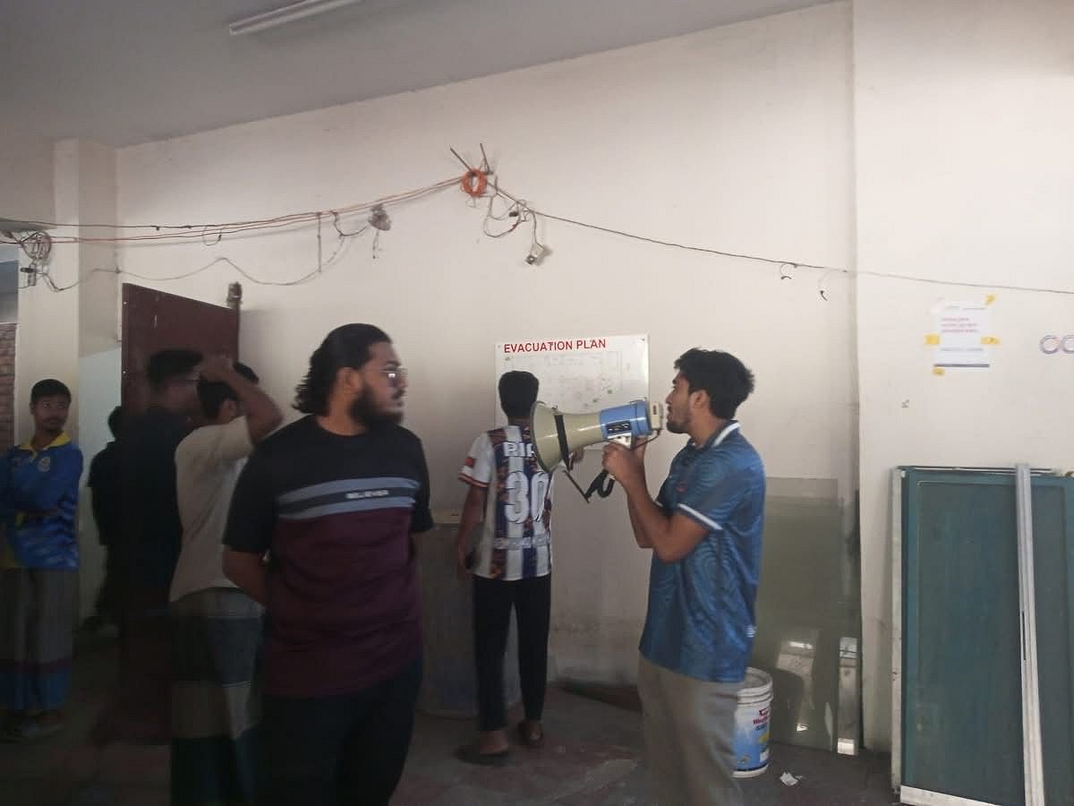 ঢাকা বিশ্ববিদ্যালয়ে নতুন ভবন নির্মাণের দাবিতে আন্দোলন করেন হাজী মুহম্মদ মুহসীন হলের  শিক্ষার্থীরা