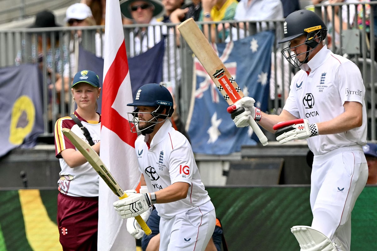 পার্থে আজ দ্বিতীয় দিন সকালের সেশনে রান তোলার আগেই ভেঙেছে ইংল্যান্ডের ওপেনিং জুটি