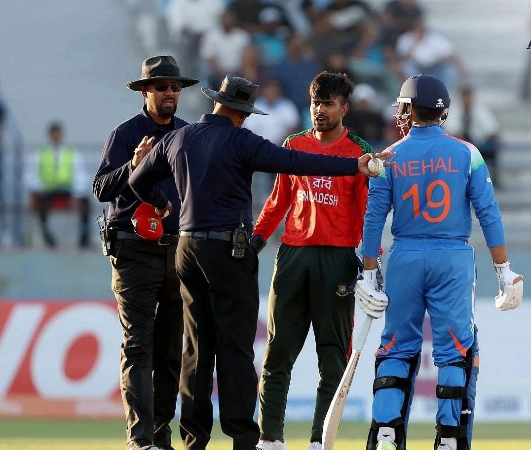 ম্যাচের শেষ দিকে আলোচিত চরিত্র হয়ে হয়ে ওঠেন বাংলাদেশ অধিনায়ক আকবর আলী