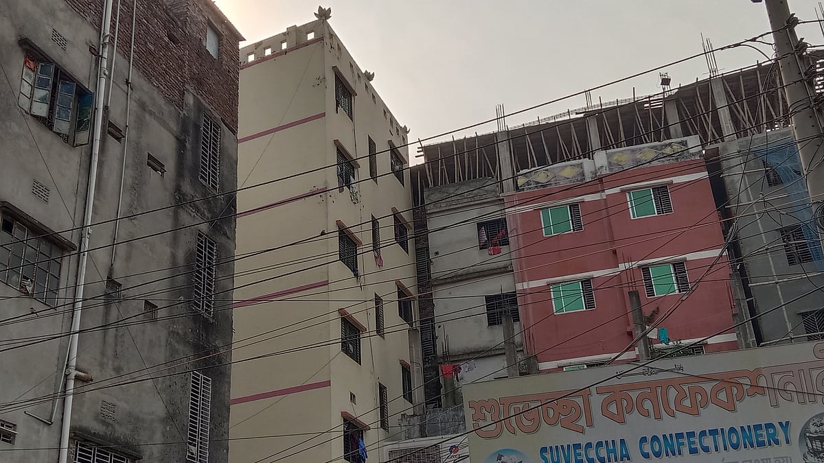 ভূমিকম্পের পর ঢাকার কেরানীগঞ্জে জিনজিরা ফেরিঘাট সংলগ্ন লছমনগঞ্জ এলাকার হলুদ রঙের  ভবনটি থেকে বাসিন্দাদের সরে যেতে বলেছে প্রশাসন