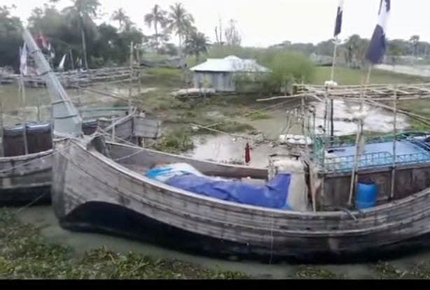 এই নৌকাতে করে ১৫ জেলে সাগরে যান। এরপর থেকে তারা নিখোঁজ