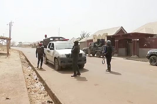 নাইজেরিয়ার রাস্তায় দেশটির নিরাপত্তা বাহিনীর সদস্যরা