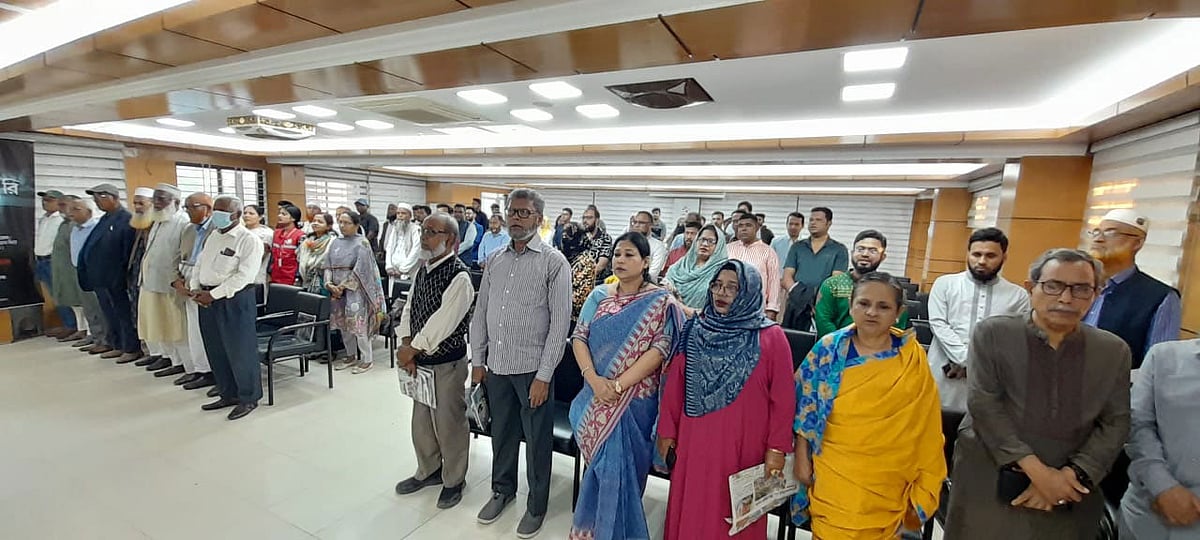 নোয়াখালীতে প্রথম আলোর সুধী সমাবেশে আগত অতিথিরা। আজ বিকেলে নোয়াখালী পৌরসভার বীর মুক্তিযোদ্ধা রবিউল হোসেন কচি কনভেনশন হলে