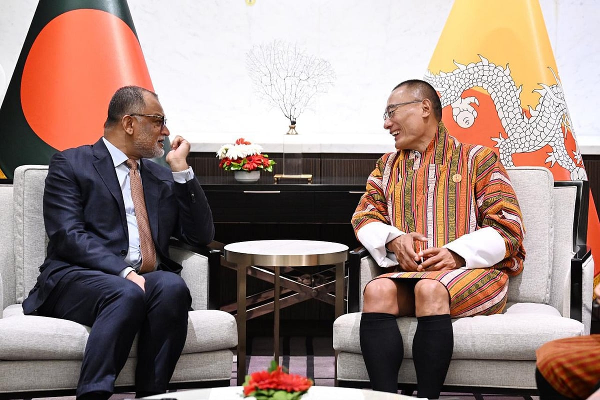 আজ দুপুরে ঢাকার স্থানীয় একটি হোটেলে বাণিজ্য উপদেষ্টা শেখ বশিরউদ্দীনের সঙ্গে বৈঠক করেন ভুটানের সফররত প্রধানমন্ত্রী দাশো শেরিং তোবগে