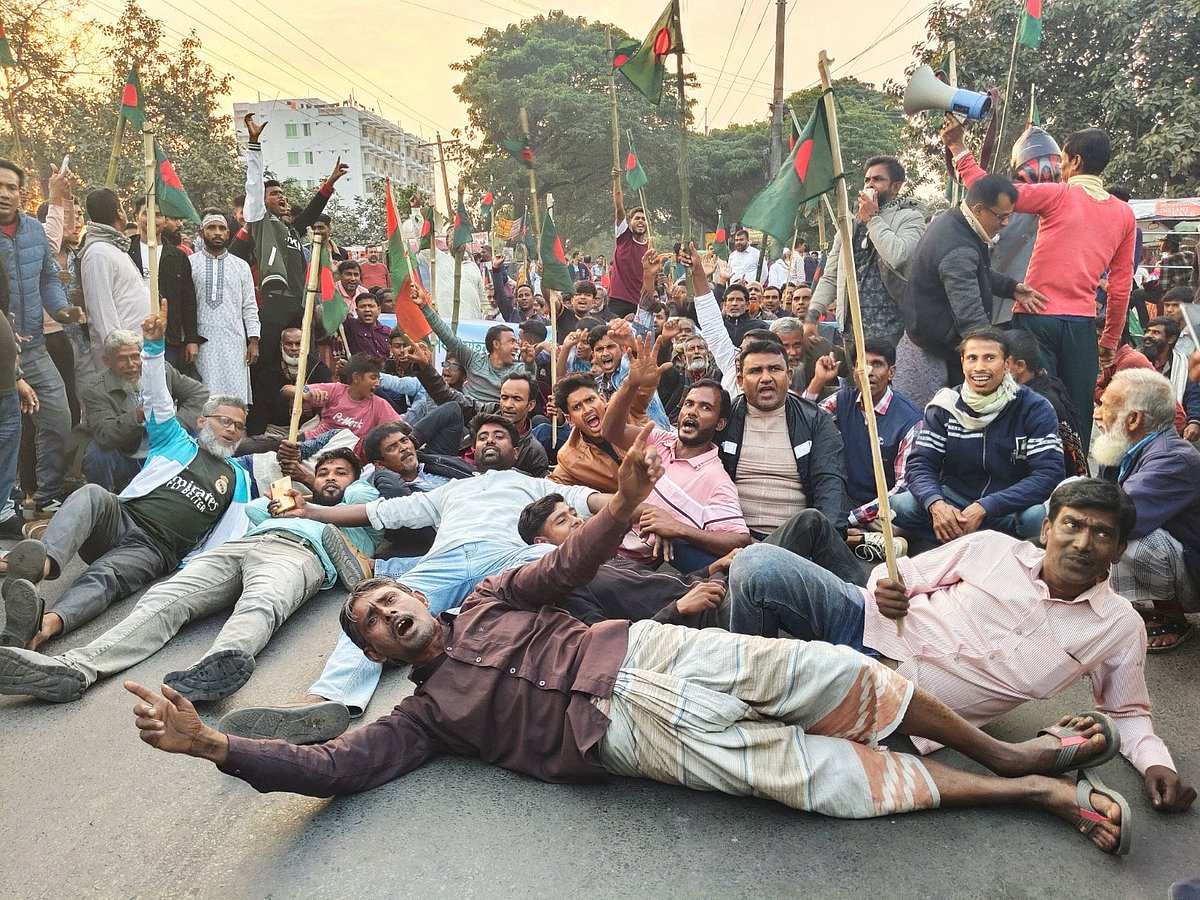 রাজশাহীতে স্থানীয় প্রার্থীর দাবিতে মহাসড়কে শুয়ে অবরোধ করেছেন বিএনপির এক পক্ষের নেতা-কর্মীরা। আজ শনিবার বিকেলে রাজশাহীর পবা উপজেলার খড়খড়ি এলাকায়
