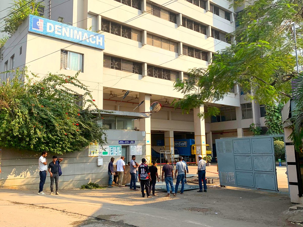 ভূমিকম্পের সময় শ্রমিকদের হুড়োহুড়িতে গাজীপুরের শ্রীপুরের কেওয়া পূর্ব খণ্ড গারোপাড়া এলাকায় ডেনিমেক লিমিটেড কারখানার ক্ষতিগ্রস্থ মূল ফটক সংস্কার করা হচ্ছে। এই কারখানার অনেক শ্রমিক আহত হন। শনিবার বেলা আড়াইটার দিকে