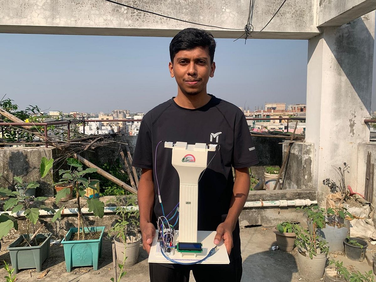 নিজের উদ্ভাবনী যন্ত্রের মডেল হাতে ইরান সরদার