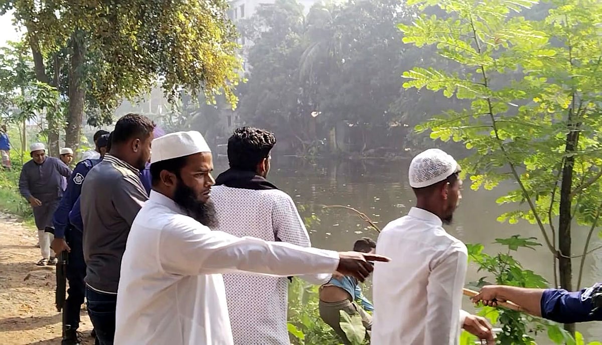 মানিকগঞ্জে বাউলশিল্পী আবুল সরকারের ভক্ত-অনুরাগীদের ওপর হামলার ঘটনা ঘটেছে। আজ রোববার বেলা পৌনে ১১টার দিকে জেলা শহরের দক্ষিণ সেওতা এলাকায়