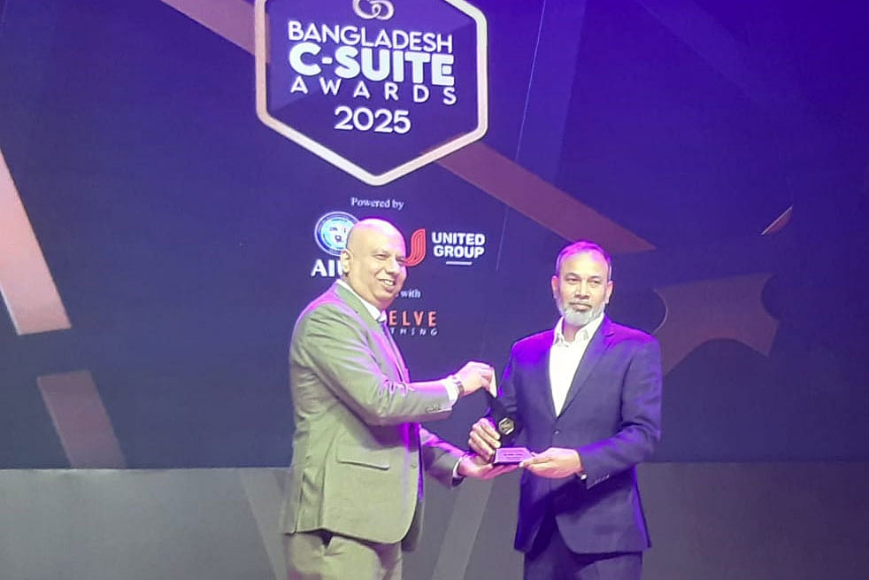 বাংলাদেশ সি-স্যুট অ্যাওয়ার্ডসের চতুর্থ আসরে ইলেক্ট্রনিকস শ্রেণিতে তে ‘সিইও অব দ্য ইয়ার’ পুরস্কার গ্রহণ করছেন ইলেক্ট্রো মার্ট গ্রুপের ডিএমডি মো. নুরুল আফছার