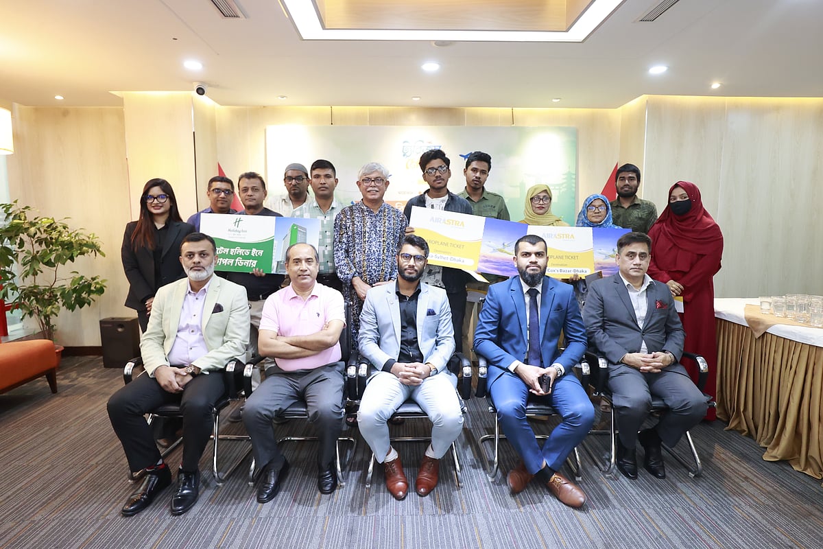 অনলাইন ট্যুরিজম মেলা উপলক্ষে আয়োজিত প্রতিদিনের কুইজ প্রতিযোগিতা ‘ভ্রমণজান্তা’র পুরস্কার প্রদান অনুষ্ঠানে অতিথিদের সঙ্গে বিজয়ীরা। প্রথম আলো কার্যালয়, কারওয়ান বাজার, ঢাকা, ২৩ নভেম্বর