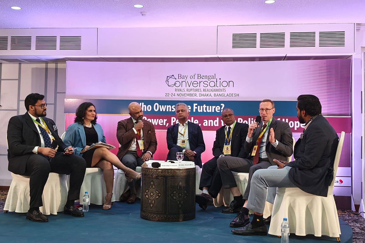 সিজিএস আয়োজিত তিন দিনব্যাপী বে অব বেঙ্গল সম্মেলনের দ্বিতীয় দিনের এক কর্ম–অধিবশনে বক্তব্য দেন অ্যাপেক্স ফুটওয়্যারের ব্যবস্থাপনা পরিচালক সৈয়দ নাসিম মঞ্জুর। আজ রোববার সন্ধ্যায় রাজধানীর সোনারগাঁও হোটেলে